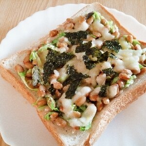 野菜と納豆のチーズトースト